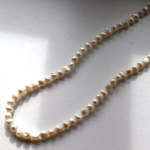 Timeless Pearl Hálsketa Gylt Silvur