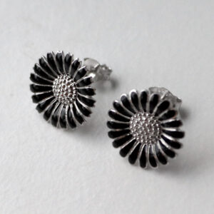 Black Marguerit Oyraringar Silvur 15 mm
